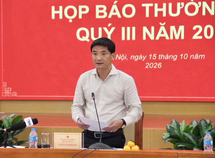 Ông Lâm Văn Hoàng, Chánh Văn phòng Bộ Xây dựng báo cáo kết quả thực hiện nhiệm vụ 9 tháng đầu năm và những trọng tâm công tác trong 3 tháng cuối năm của Bộ Xây dựng.