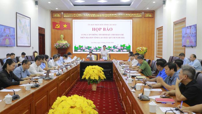 Toàn cảnh buổi họp báo.