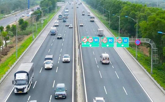 Việc duy trì khoảng cách an toàn giữa các phương tiện khi lưu thông trên đường bộ, đặc biệt là đường cao tốc, là yêu cầu cần thiết nhằm bảo đảm an toàn giao thông. (Ảnh minh hoạ).