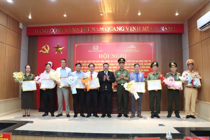 Tại hội nghị, ban tổ chức đã tặng giấy khen cho 6 tập thể, 9 cá nhân đã có thành tích trong công tác phối hợp, đảm bảo an ninh trật tự, an toàn giao thông đường sắt.