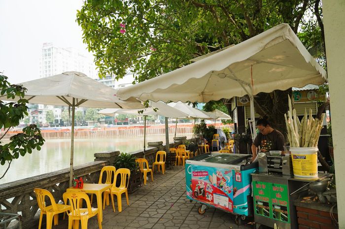 “Tôi mong công viên được cải tạo theo hướng mở, kết nối thuận tiện hơn với khu dân cư để thu hút thêm người dân và du khách. Hiện ngày thường khá vắng, việc kinh doanh gặp khó khăn. Nếu không gian được mở hơn, tôi hy vọng lượng khách tăng và hoạt động kinh doanh của các hộ trong khu vực cũng khởi sắc", chị Lâm Ngọc Linh (phường Đống Đa), hộ kinh doanh trong Công viên Thủ Lệ chia sẻ.
