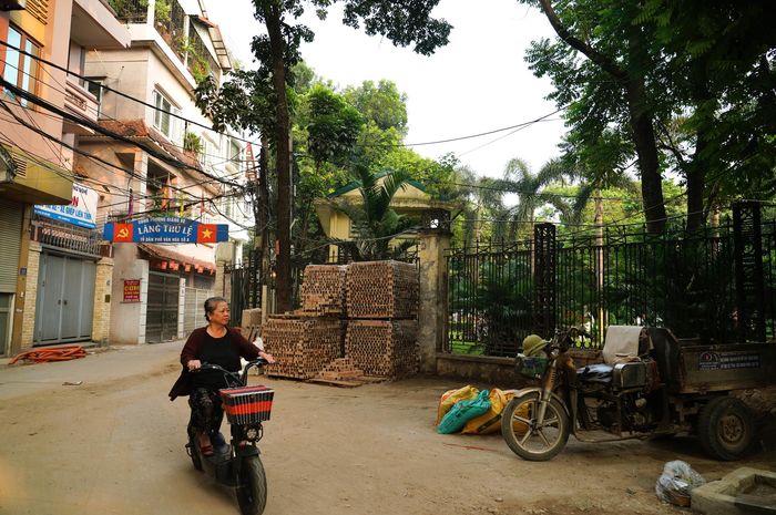 Ngõ nhỏ trong khu dân cư làng Thủ Lệ bị bao quanh bởi tường và hàng rào kéo dài, khiến không gian thêm chật hẹp. Bà Phạm Thị Lý (phường Giảng Võ) cho biết bà ủng hộ phương án mở hàng rào để người dân dễ tiếp cận không gian xanh. “Ngõ vốn đã nhỏ, hàng rào lại kéo dài nên khá bí. Nhiều khi muốn đưa cháu vào công viên chơi cho thoáng nhưng phải mua vé xem thú nên lại thôi”, bà Lý chia sẻ.