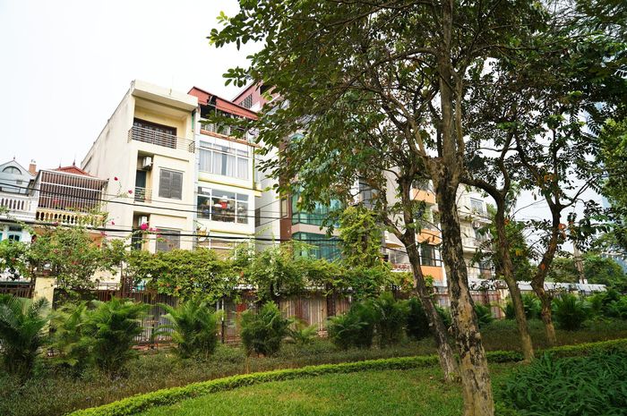 Hệ thống hàng rào ngăn cách Công viên Thủ Lệ với khu dân cư xung quanh, tạo nên ranh giới giữa không gian công viên và khu vực sinh sống của người dân.