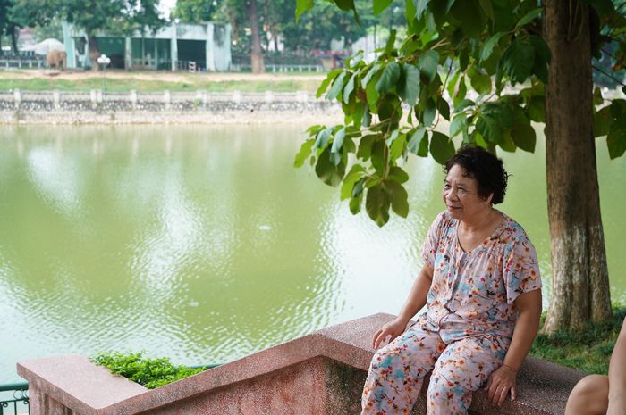 “Người cao tuổi chúng tôi chủ yếu cần chỗ đi bộ, tập thể dục chứ không có nhu cầu vào vườn thú. Công viên ở ngay gần nhà nhưng bị ngăn bởi hàng rào và thu phí nên tiếp cận không gian xanh chưa thuận tiện. Tôi mong sau cải tạo sẽ tách khu vườn thú và khu công cộng, có đường đi bộ rộng rãi để người dân, nhất là người già, có thêm nơi sinh hoạt và rèn luyện sức khỏe”, bà Trần Ngọc Bích (phường Đống Đa) chia sẻ.