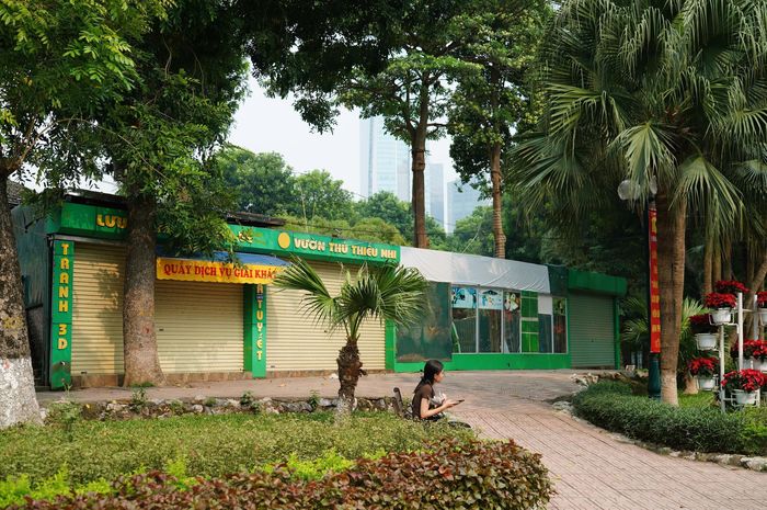 Theo ghi nhận, nhiều hàng quán, khu vui chơi tại Công viên Thủ Lệ đóng cửa. Lượng khách đến thưa thớt khiến không gian trở nên đìu hiu.