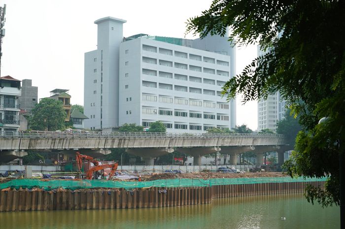 Phương án cũng nghiên cứu cầu bộ hành từ tầng trung chuyển ga S8 của tuyến metro số 3, vượt qua đường và dẫn xuống quảng trường trong công viên.