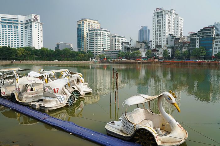 Ven hồ được định hướng tổ chức đường dạo giữa các khu cây xanh, bố trí điểm vọng cảnh hướng ra mặt nước. Hồ sơ quy hoạch đề xuất thay lan can sắt hiện hữu bằng giải pháp kè kết hợp cây thủy sinh, cỏ chịu nước.