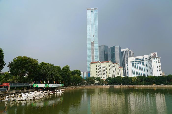 Hạng mục khu thủy sinh khoảng 1.650m² được đề xuất bố trí ngầm dưới lòng hồ. Theo ý tưởng “Hai thế giới – Một hành trình”, khách đi trên tuyến tham quan ở giữa, một bên là sinh cảnh nước ngọt, bên còn lại là sinh cảnh biển.