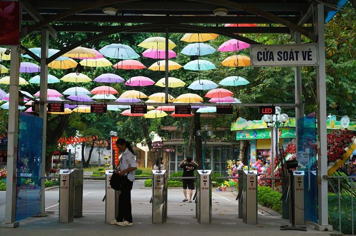 Giá vé vào cửa hiện nay từ 30.000 - 50.000 đồng tùy theo chiều cao. Trẻ em dưới 80cm được miễn phí.