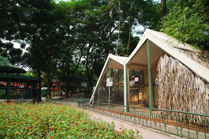 Khu vườn thú vẫn kiểm soát vé, duy trì hàng rào bảo vệ phù hợp và đóng cửa theo giờ để động vật nghỉ ngơi. Các trò chơi và dịch vụ thương mại thu phí khi khách sử dụng.