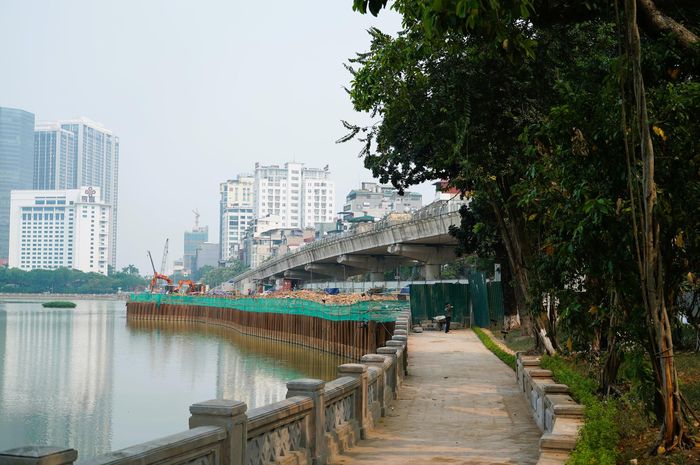 Ngoài kết nối metro, hồ sơ nghiên cứu lối đi từ công viên qua đường Bưởi đến hành lang dạo bộ ven sông Tô Lịch thông qua đường đi bộ ngầm hoặc lối qua đường kết hợp tín hiệu ưu tiên.