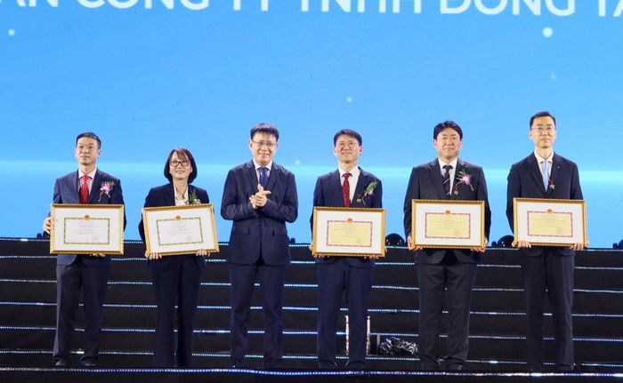 Thừa ủy quyền của Bộ trưởng Bộ Xây dựng, Cục trưởng Cục Hàng hải và Đường thủy Việt Nam Lê Đỗ Mười đã trao Bằng khen cho tập thể HVS; trao Kỷ niệm chương "Vì sự nghiệp phát triển giao thông vận tải Việt Nam" và Bằng khen cho các cá nhân.