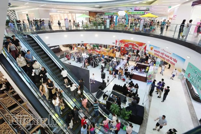 Trong 9 tháng đầu năm 2026, tổng mức bán lẻ hàng hóa và doanh thu dịch vụ tiêu dùng tăng 13,4% so với cùng kỳ. Ảnh: Lê Toàn.