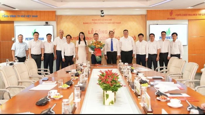 Các đại biểu tham dự chụp ảnh lưu niệm cùng đồng chí Dương Trí Hội - Phó Bí thư Đảng ủy, Tổng Giám đốc PV GAS