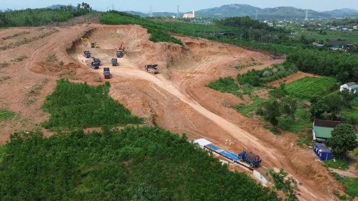  Mỏ đất được giao quyền khai thác cho các nhà thầu. 