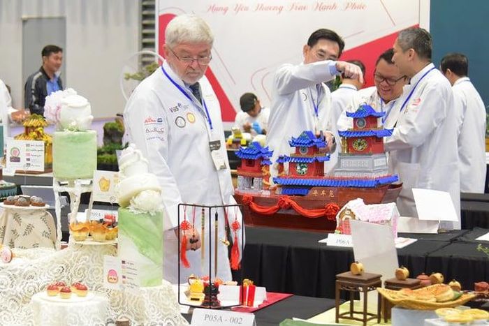Các sản phẩm bánh được giới thiệu tại cuộc thi nghề bánh, một hoạt động gắn với ngành dịch vụ ẩm thực.