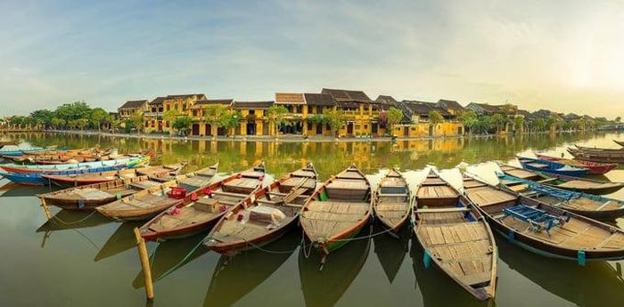 Du lịch phát triển tại các điểm đến như Hội An kéo theo nhu cầu dịch vụ lưu trú, ăn uống và cung ứng hàng hóa.