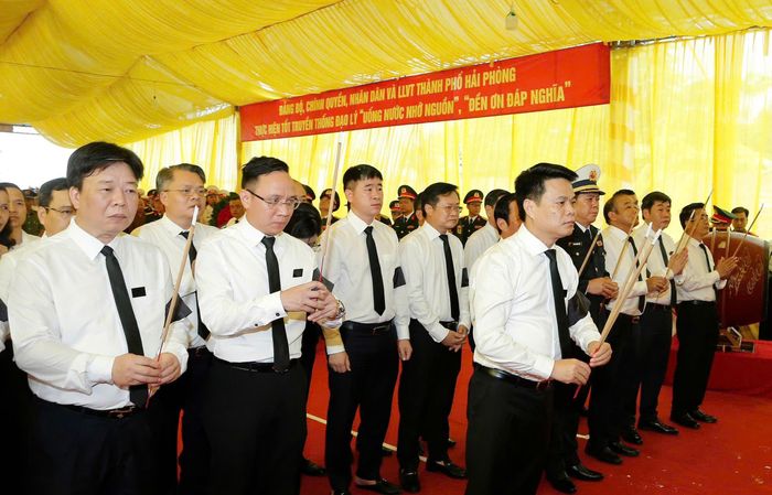 Các đại biểu thành kính dâng hương tưởng niệm các liệt sĩ và đồng bào tử nạn.(Ảnh do Báo và phát thanh, truyền hình Hải Phòng cung cấp)