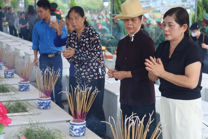 Đông đảo người dân tham dự lễ viếng, truy điệu và an táng 93 hài cốt liệt sĩ