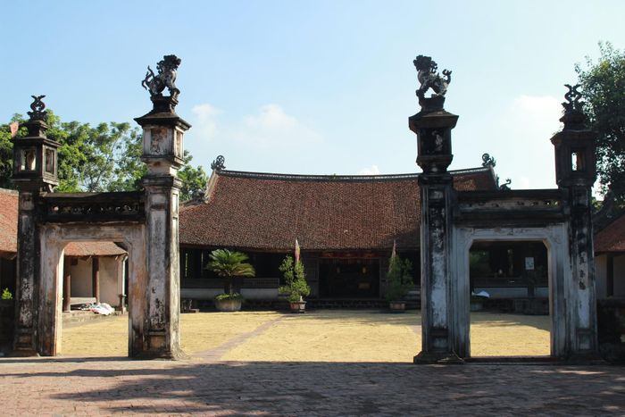Cổng đình làng Mông Phụ được chạm khắc hoa văn tinh xảo