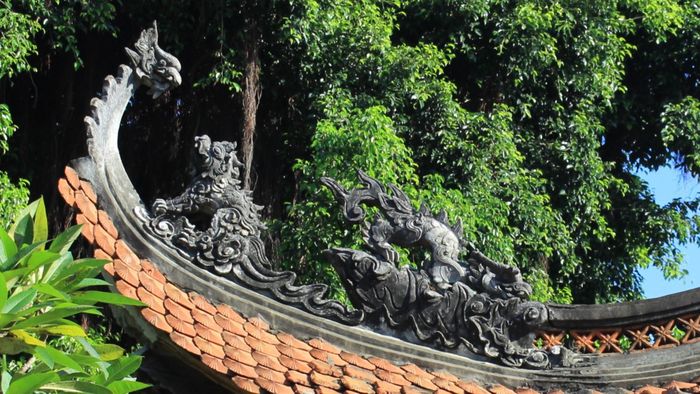 Góc mái được chạm khắc hình rồng