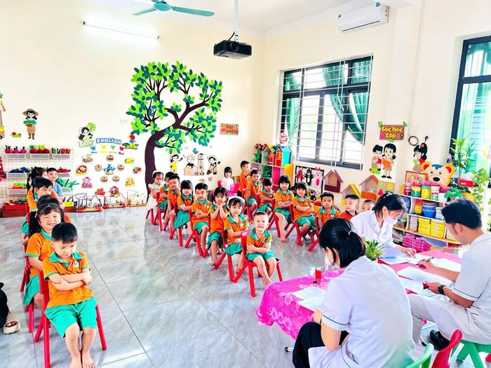 Học sinh Trường Mầm non Xuân Lãng được kiểm tra sức khỏe đầu năm học 2026 - 2027.
