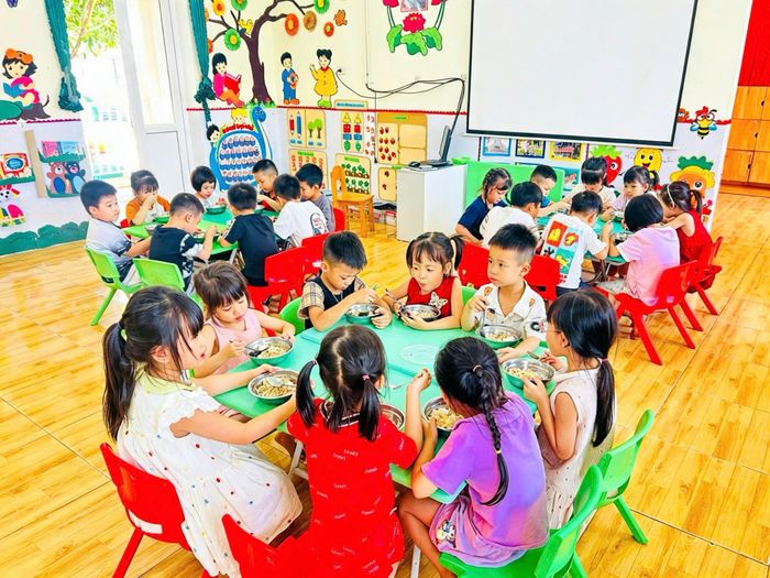 Giờ ăn bán trú của học sinh Trường Mầm non Xuân Lãng.