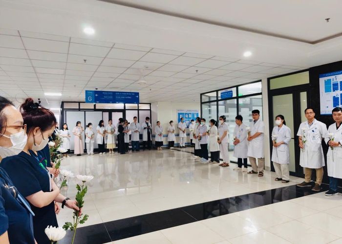 Các Thầy thuốc dâng hoa tiễn biệt cô giáo Phạm Thị Anh Thư