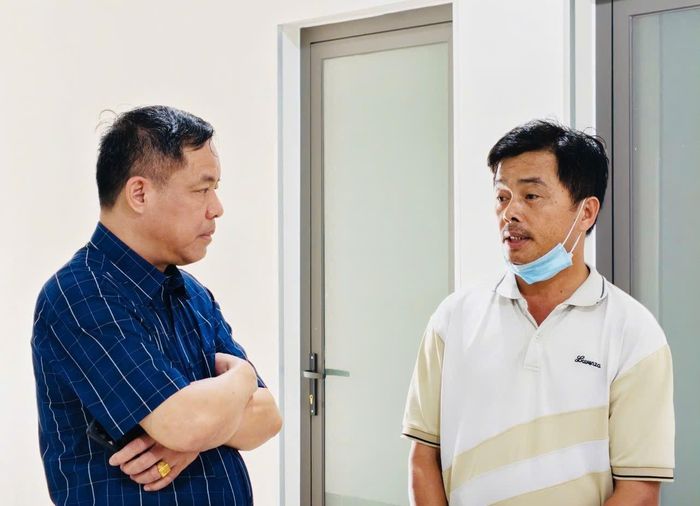 Đại diện BVHV Gia Lai chia sẻ và chia buồn với cha cô giáo hiến tạng (người bên phải) ↵
