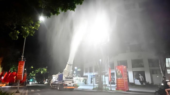  Hà Nội thử nghiệm vận hành xe phun sương dập bụi vào ban đêm. 
