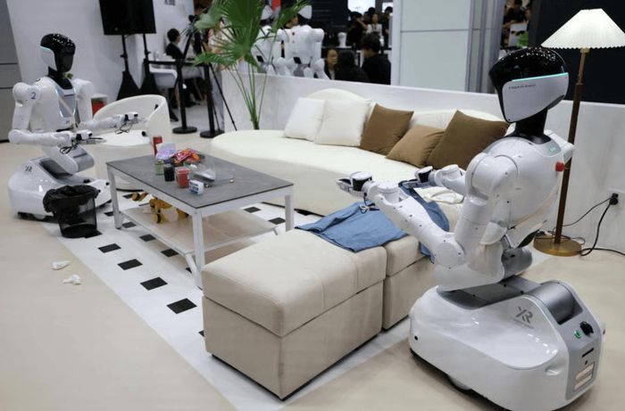 Các robot hình người của X Square đang thực hiện các công việc nhà tại một gian hàng trong Hội nghị Robot Thế giới 2026 ở Bắc Kinh, Trung Quốc, ngày 19/8/2026. Ảnh: Tingshu Wang/Reuters