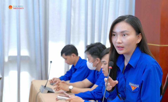 Bí thư Chi đoàn Khóm 5, phường An Xuyên Trịnh Băng Băng đặt vấn đề về chiến lược thu hút đầu tư nước ngoài vào lĩnh vực công nghệ cao.