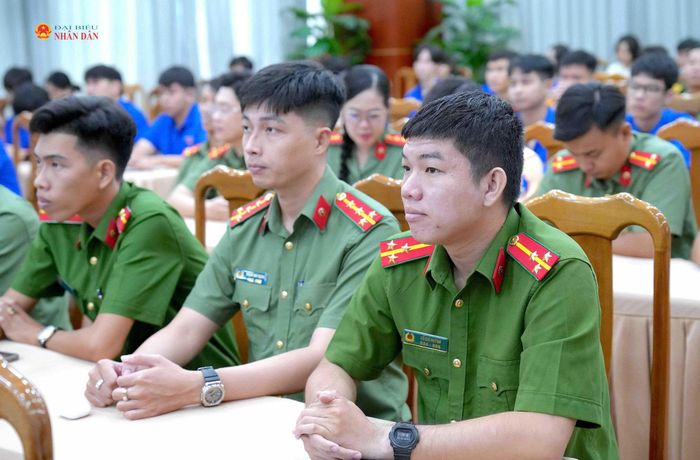 Lực lượng thanh niên khối vũ trang tham gia đối thoại.