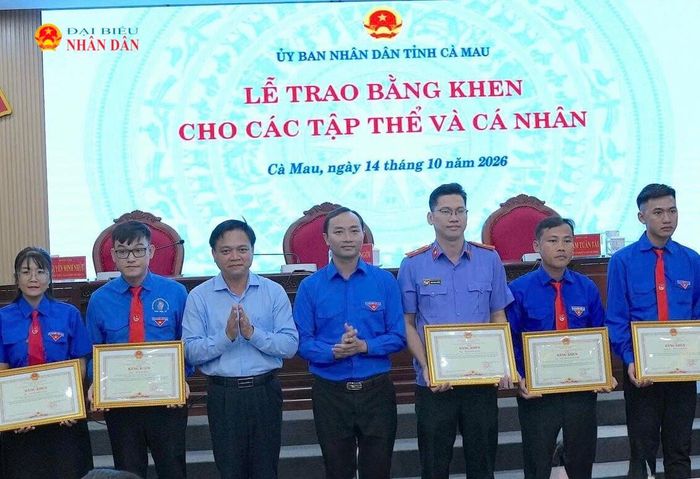Đại diện lãnh đạo tỉnh Cà Mau trao bằng khen cho các thanh niên có thành tích tiêu biểu trên các lĩnh vực.