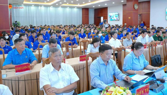 Đại diện các Sở, ban, ngành tham gia đối thoại với thanh niên