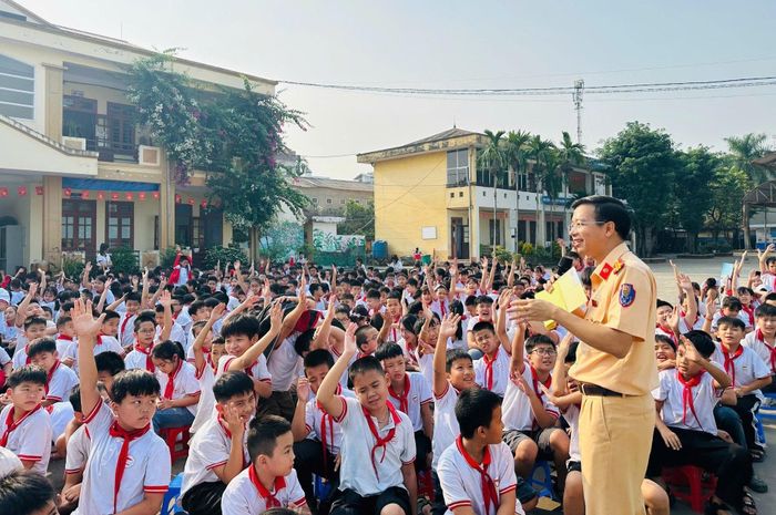 Các em học sinh hào hứng tham gia trả lời câu hỏi kiến thức về an toàn giao thông (Ảnh: Phòng CSGT, Công an tỉnh Thái Nguyên)