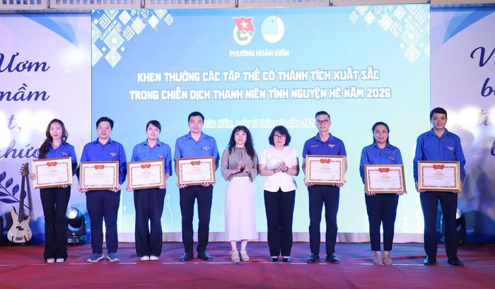 Ban tổ chức khen thưởng các tập thể có thành tích xuất sắc trong chiến dịch thanh niên tình nguyện hè năm 2026. (Ảnh: Hội Liên hiệp Thanh niên Viêt Nam)