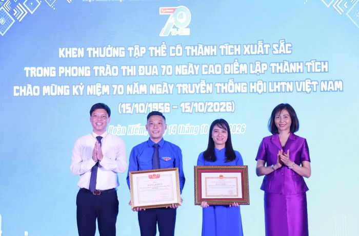 Đại diện lãnh đạo Hội LHTN Việt Nam và Đảng ủy phường Hoàn Kiếm trao bằng khen tặng Hội LHTN Việt Nam phường Hoàn Kiếm với thành tích xuất sắc trong phong trào thi đua 70 ngày cao điểm lập thành tích chào mừng lễ kỷ niệm. (Ảnh: Hội Liên hiệp Thanh niên Viêt Nam)