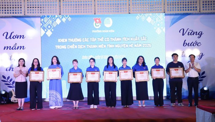 Ban tổ chức khen thưởng các tập thể có thành tích xuất sắc trong chiến dịch thanh niên tình nguyện hè năm 2026. (Ảnh: Hội Liên hiệp Thanh niên Viêt Nam)