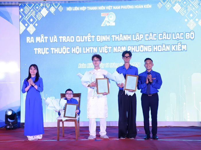 Đại diện Hội LHTN Việt Nam phường Hoàn Kiếm trao quyết định thành lập 3 câu lạc bộ trực thuộc Hội. (Ảnh: Hội Liên hiệp Thanh niên Viêt Nam)