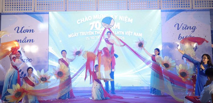 Buổi lễ là dịp để thế hệ trẻ ôn lại chặng đường vẻ vang của tổ chức Hội, đồng thời khẳng định khát vọng cống hiến và trách nhiệm của thanh niên trong thời đại mới. (Ảnh: Hội Liên hiệp Thanh niên Viêt Nam)
