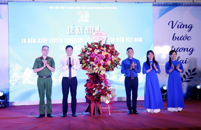 Đại diện lãnh đạo Hội LHTN Việt Nam tặng hoa chúc mừng Hội LHTN Việt Nam phường Hoàn Kiếm. (Ảnh: Hội Liên hiệp Thanh niên Viêt Nam)