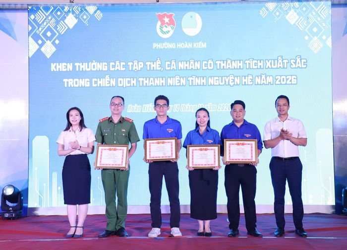 Ban tổ chức khen thưởng các tập thể có thành tích xuất sắc trong chiến dịch thanh niên tình nguyện hè năm 2026. (Ảnh: Hội Liên hiệp Thanh niên Viêt Nam)