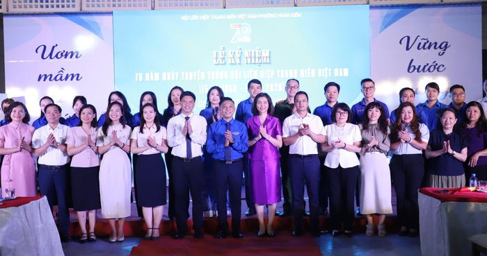 Các đại biểu chụp ảnh lưu niệm tại chương trình. (Ảnh: Hội Liên hiệp Thanh niên Viêt Nam)