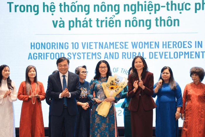 GS.TS. Nguyễn Thị Lan, Giám đốc Học viện Nông nghiệp Việt Nam, được tôn vinh vì đóng góp cho nông nghiệp bền vững. Ảnh: VNUA