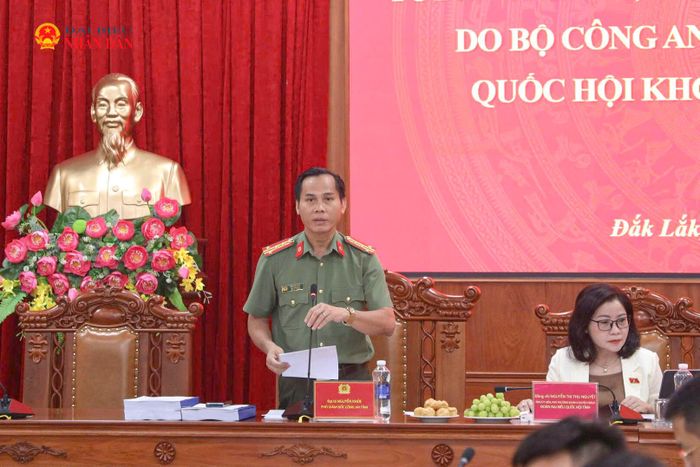 Đại tá Nguyễn Khoẻ, Phó Giám đốc Công an tỉnh Đắk Lắk phát biểu tại hội thảo