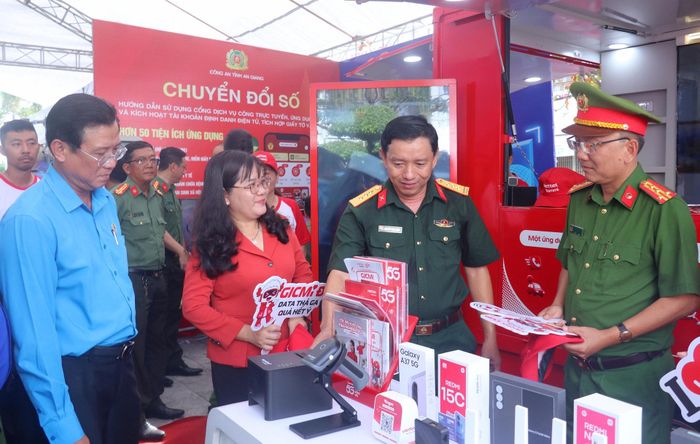 Đại biểu tham quan không gian trưng bày của các doanh nghiệp công nghệ tại buổi lễ. Ảnh: Nghiêm Túc