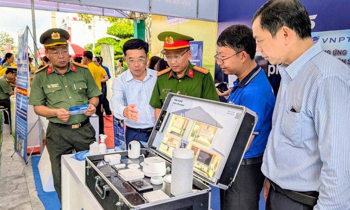 Tại chương trình, người dân được giới thiệu, trải nghiệm các nền tảng, sản phẩm và giải pháp số phục vụ học tập, công việc và đời sống. Ảnh: Nghiêm Túc