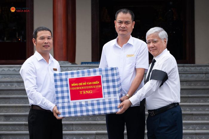 Phó Chủ tịch Thường trực Quốc hội Đỗ Văn Chiến trao quà tặng Ban Quản lý Nghĩa trang Liệt sĩ Vị Xuyên