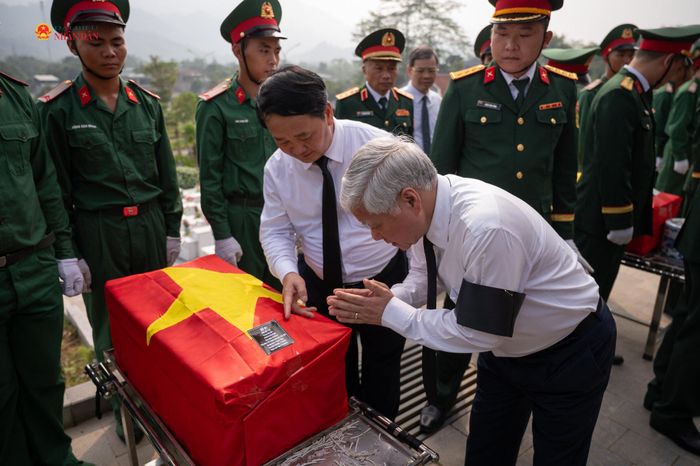 Phó Chủ tịch Thường trực Quốc hội Đỗ Văn Chiến và Bí thư Tỉnh ủy Tuyên Quang Hầu A Lềnh chứng kiến nghi thức an táng hài cốt liệt sĩ